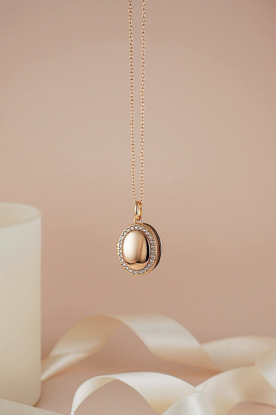 Gold floating deals locket necklace